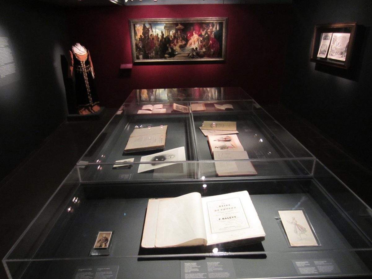 Τόσο στη Θεσσαλονίκη όσο και στη Λευκωσία, η έκθεση πλαισιώθηκε με διαλέξεις, ξεναγήσεις και ειδικό οπερατικό δρώμενο, με αφορμή τη σπάνια παρτιτούρα της όπερας, με τίτλο «Die Königin von Cypern/La Reine de Chypre» (Η βασίλισσα της Κύπρου).  