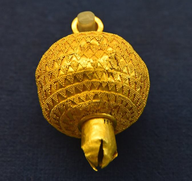 Εικ. 3. Περίαπτο από χρυσό σε σχήμα ροδιού, διακοσμημένο με κοκκίδωση. Έγκωμη, Κύπρος.
