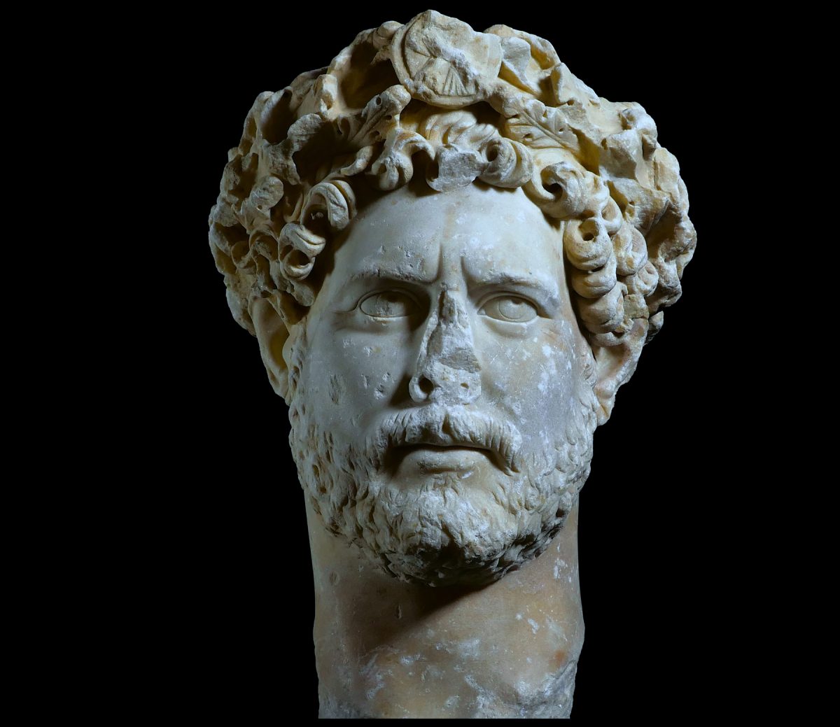 Πορτρέτο του αυτοκράτορα Αδριανού. Βρέθηκε στη λεωφόρο Συγγρού. Εθνικό Αρχαιολογικό Μουσείο (ΕΑΜ 3729), Αθήνα.
