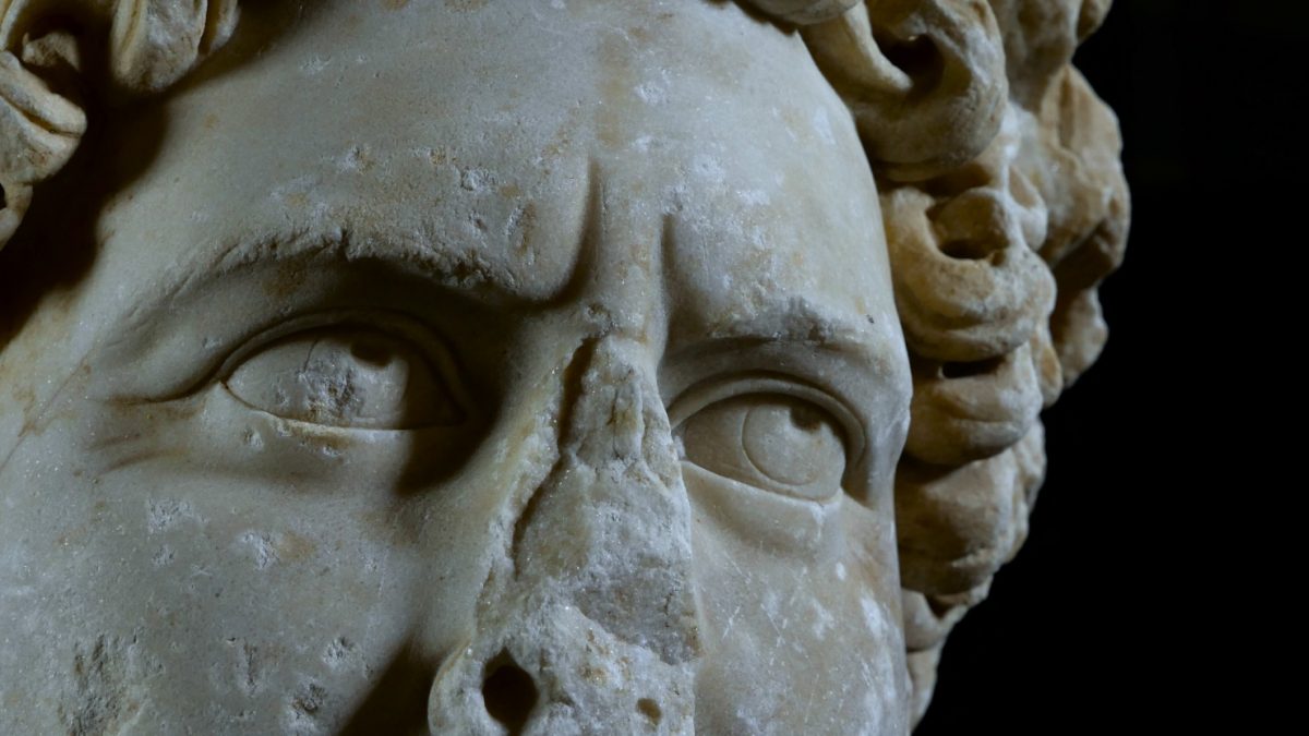 Λεπτομέρεια του πορτρέτου του αυτοκράτορα Αδριανού. Εθνικό Αρχαιολογικό Μουσείο (ΕΑΜ 3729), Αθήνα.