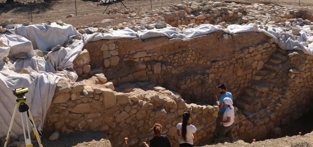 Στη Λαόνα αποκαλύφθηκε μνημείο αμυντικού χαρακτήρα, μάλλον φρούριο με πύργους στους οποίους οδηγούν δυο αντικριστές κλίμακες, μοναδικές στα αρχαιολογικά δεδομένα της Κύπρου (φωτ. Τμήμα Αρχαιοτήτων Κύπρου).