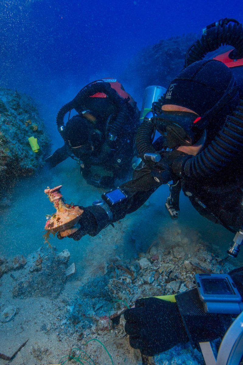 Υποβρύχια ανασκαφή στο Ναυάγιο των Αντικυθήρων: Η ανακάλυψη μιας μικρής λαγήνου.
