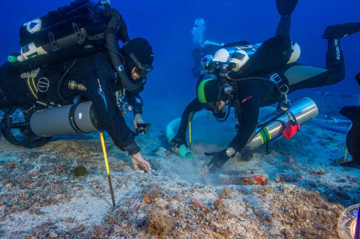 Υποβρύχια ανασκαφή στο Ναυάγιο των Αντικυθήρων: Αποκαλύπτοντας ένα αινιγματικό λίθινο αντικείμενο.