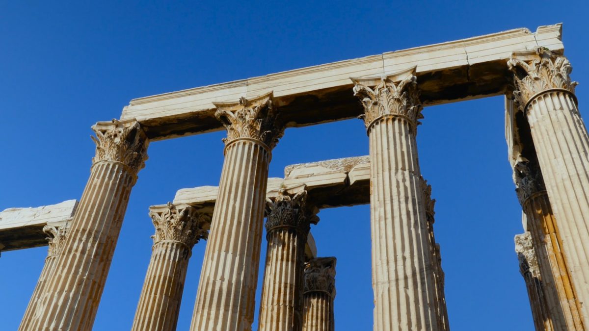 Το 131/2 μ.Χ. σε μια λαμπρή τελετή ο Αδριανός εγκαινίασε στο πανάρχαιο τέμενος του Ολυμπίου Διός το ναό του θεού.