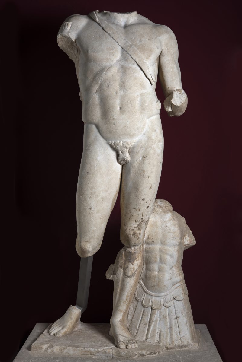 Εικ. 11. Ανδριάντας μεγέθους μεγαλύτερου του φυσικού. Απεικονίζει πιθανόν τον αυτοκράτορα Αδριανό στον τύπο του Θεού Άρη. 2ος αι. μ.Χ., Κορώνεια. Αρχαιολογικό Μουσείο Θηβών.