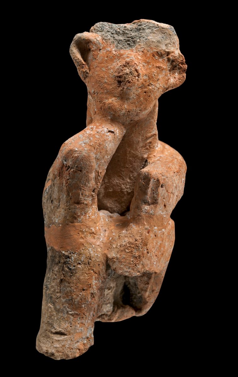 Εικ. 4. Πήλινο καθιστό ειδώλιο ανδρικής μορφής στον τύπο του «σκεπτόμενου», 3500-3200 π.Χ. Θήβα. Αρχαιολογικό Μουσείο Θηβών.