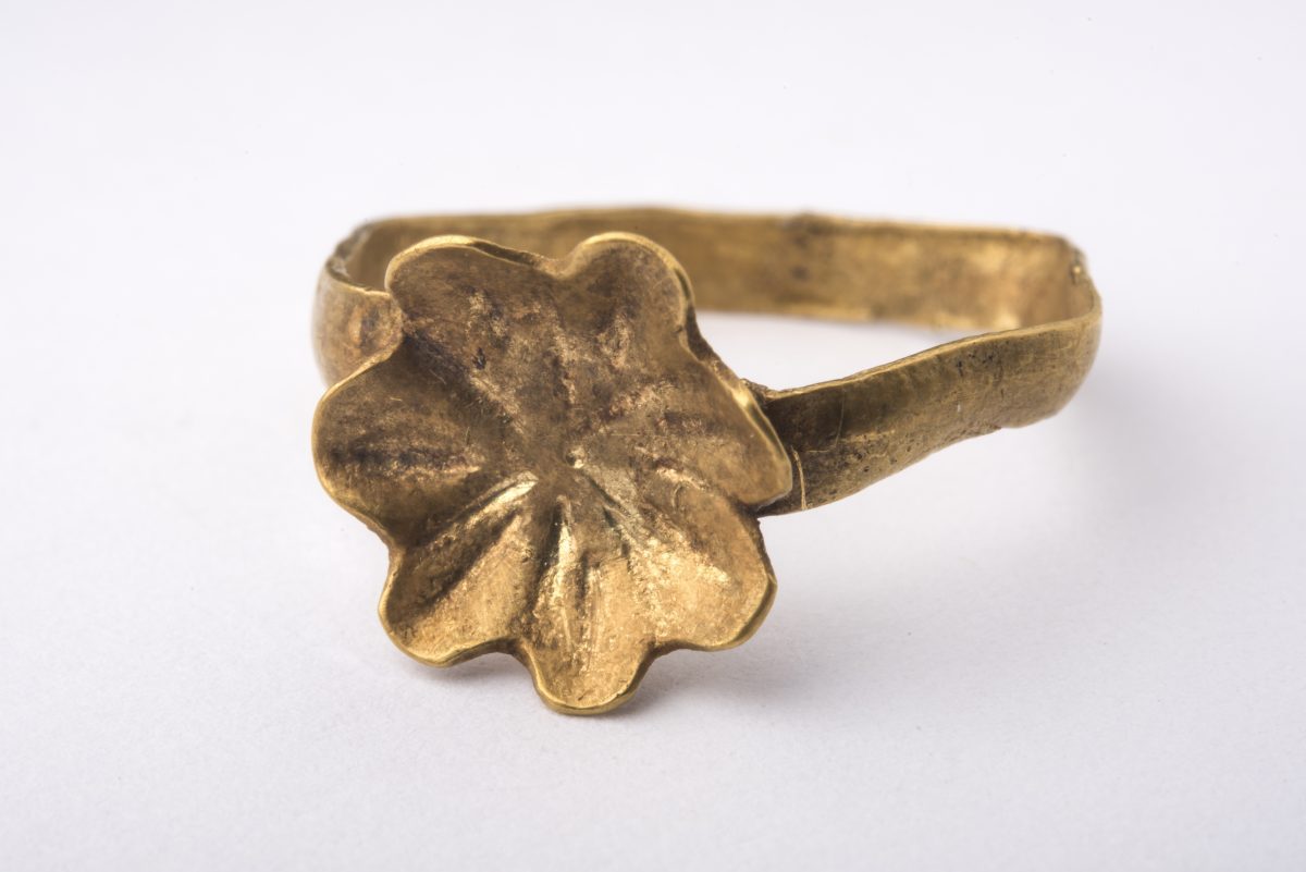 Εικ. 6. Χρυσό δαχτυλίδι σε σχήμα άνθους, ως κτέρισμα ταφής. 1700 – 1600 π.Χ., Ορχομενός. Αρχαιολογικό Μουσείο Θηβών.