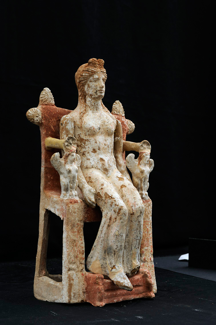 Εικ. 9. Ειδώλιο γυναίκας σε θρόνο. Έχει αρθρωτά άνω μέλη και πλούσια διακόσμηση στο κάθισμα. 4ος αι. π.Χ., Θήβα. Αρχαιολογικό Μουσείο Θηβών.