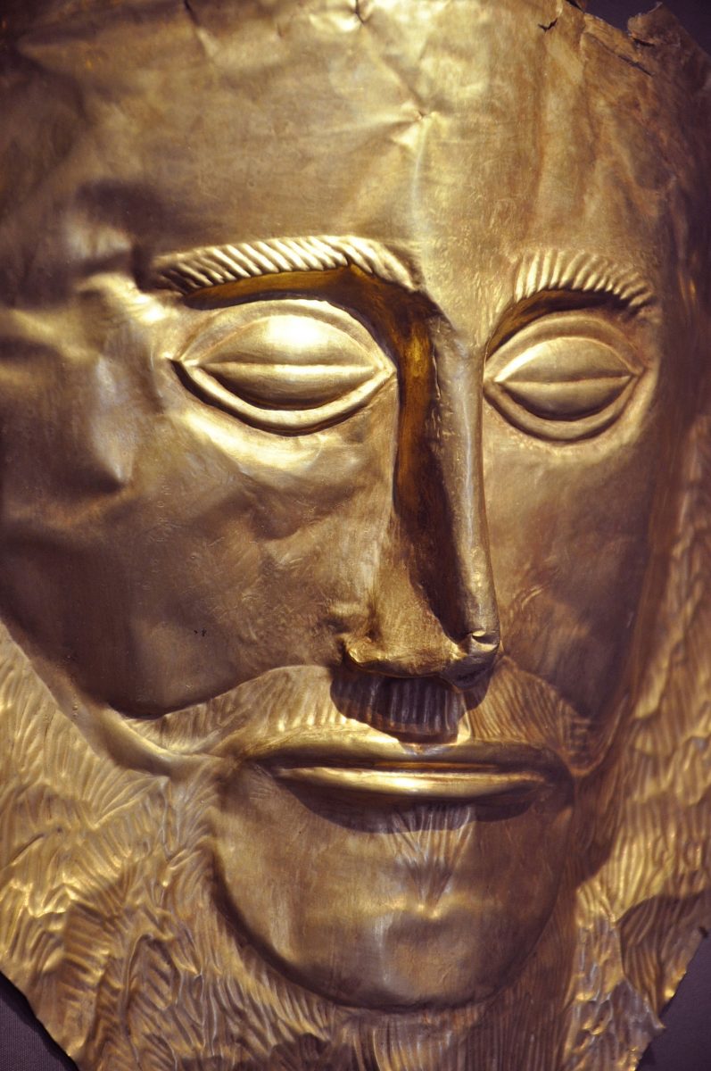 Χρυσή νεκρική προσωπίδα, γνωστή με τη συμβατική ονομασία «μάσκα του Αγαμέμνονα». Από τον Ταφικό Κύκλο Α των Μυκηνών,16ος αι. π.Χ. © Εθνικό Αρχαιολογικό Μουσείο.