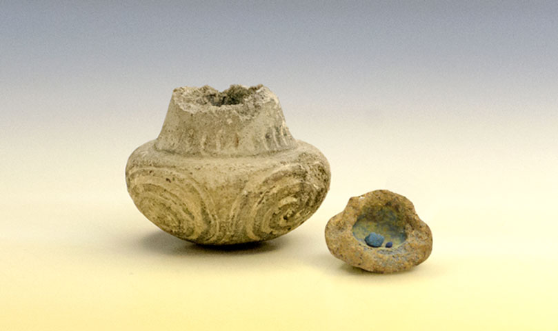 Μικροσκοπικά αγγεία-χρωματοθήκες με σβώλο αζουρίτη. Εθνικό Αρχαιολογικό Μουσείο, αρ. ευρ. Π6204.