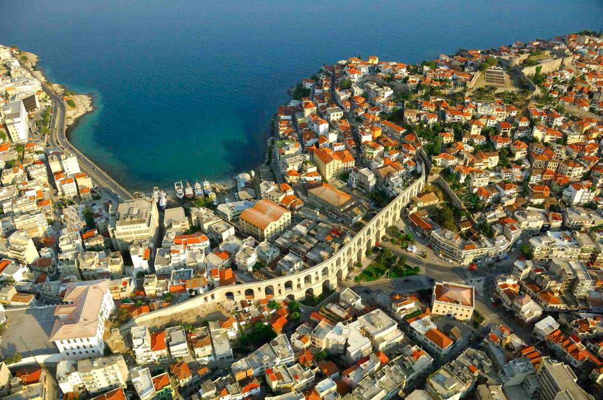 Το υδραγωγείο δεσπόζει στο αστικό τοπίο και εντυπωσιάζει τον επισκέπτη με τον όγκο και την κατασκευή του (φωτ. ΑΠΕ- ΜΠΕ/ Ιστορικό Αρχείο του Δήμου Καβάλας). 