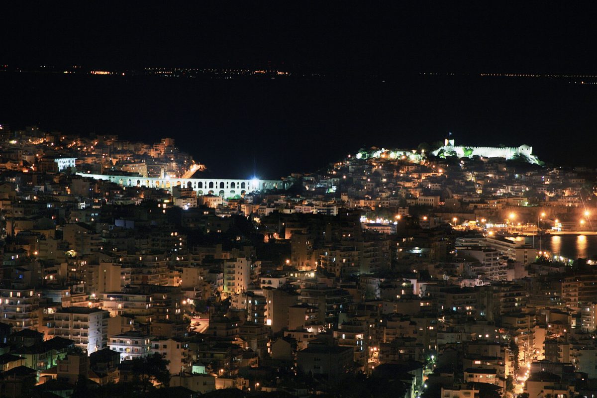 Οι Καμάρες είναι το πιο εμβληματικό μνημείο της Καβάλας και το πιο αναγνωρίσιμο αξιοθέατό της (φωτ. ΑΠΕ- ΜΠΕ/ Ιστορικό Αρχείο του Δήμου Καβάλας).