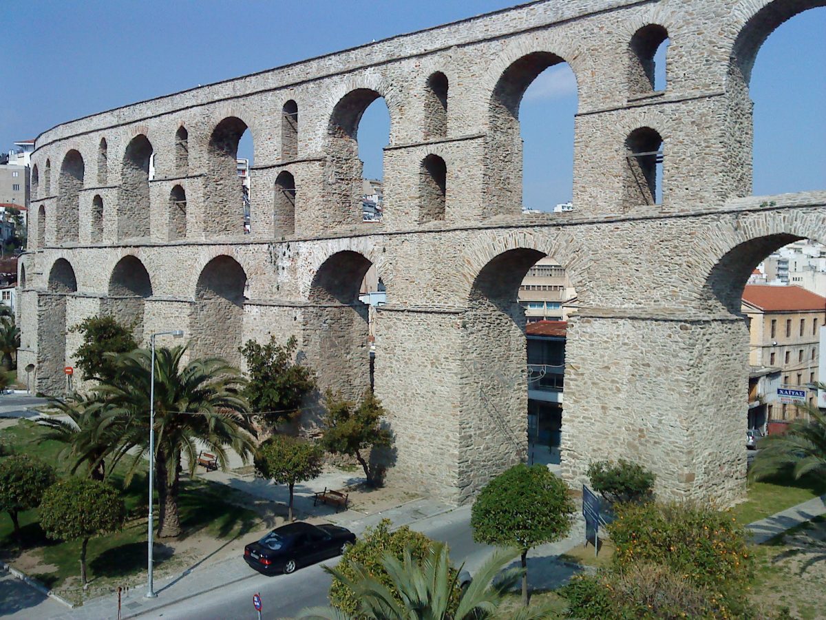 Σήμερα, κάτω από τα πετρόχτιστα και εντυπωσιακά τόξα του υδραγωγείου περνούν οι δρόμοι που συνδέουν το κέντρο της πόλης με τις ανατολικές περιοχές της (φωτ. ΑΠΕ- ΜΠΕ/ Ιστορικό Αρχείο του Δήμου Καβάλας).