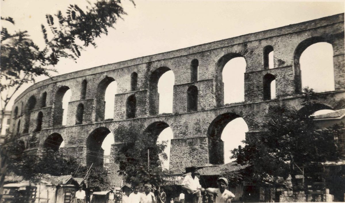 Το εντυπωσιακό μνημείο, μήκους 270 μ. και μέγιστου ύψους 25 μ., είναι κτισμένο από ντόπιο γρανίτη και πλίνθους, και πατά σε 18 ογκώδη μεσόβαθρα (φωτ. ΑΠΕ- ΜΠΕ/ Ιστορικό Αρχείο του Δήμου Καβάλας).