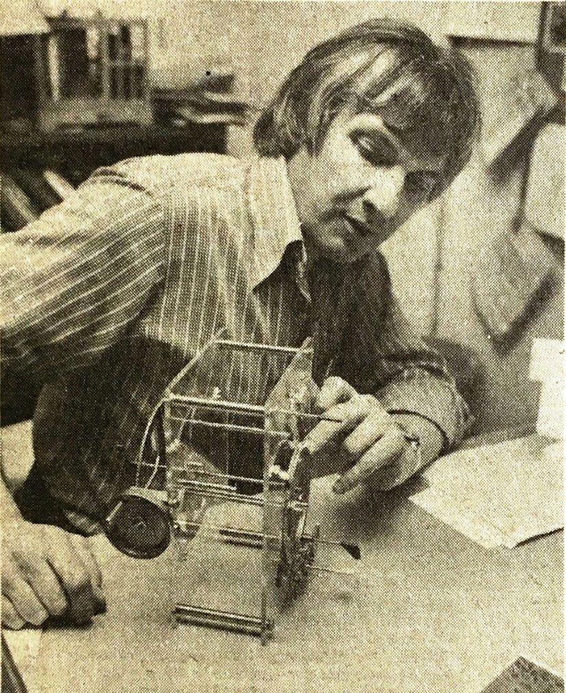 O Αμερικανός καθηγητής Γεωφυσικής και Αστροφυσικής Robert Deroski, με ένα από τα τρία αριθμημένα ορειχάλκινα ομοιώματα των μοντέλων του Μηχανισμού των Αντικυθήρων, που κατασκεύασε το 1980.