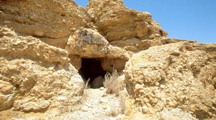 Τα χειρόγραφα της Νεκράς Θάλασσας είναι ένας μεγάλος αριθμός χειρογράφων, τα οποία ανακαλύφθηκαν τυχαία το 1947 και στη συνέχεια με συστηματικές ανασκαφές σε ερείπια στην περιοχή γύρω από το Κουμράν.