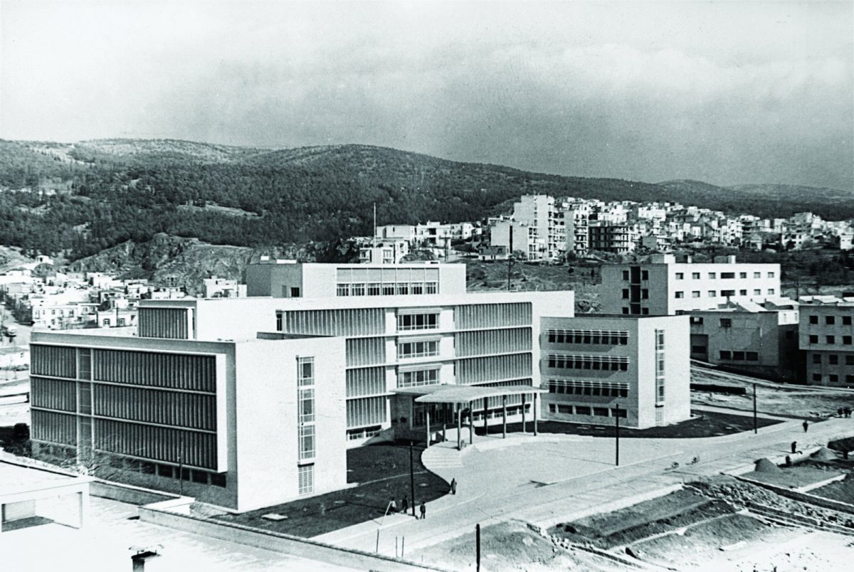 Γενική άποψη της νοτιοδυτικής και της βορειοδυτικής όψης του κτιρίου της Φυσικομαθηματικής Σχολής, πριν από τη διαμόρφωση της πλατείας Χημείου, σε φωτογραφία αρχείου. Φωτογραφικό Αρχείο Κυριαζόπουλου, Ψηφιοθήκη: ψηφιακές συλλογές, Βιβλιοθήκη Α.Π.Θ. (ARC-2012-49545).