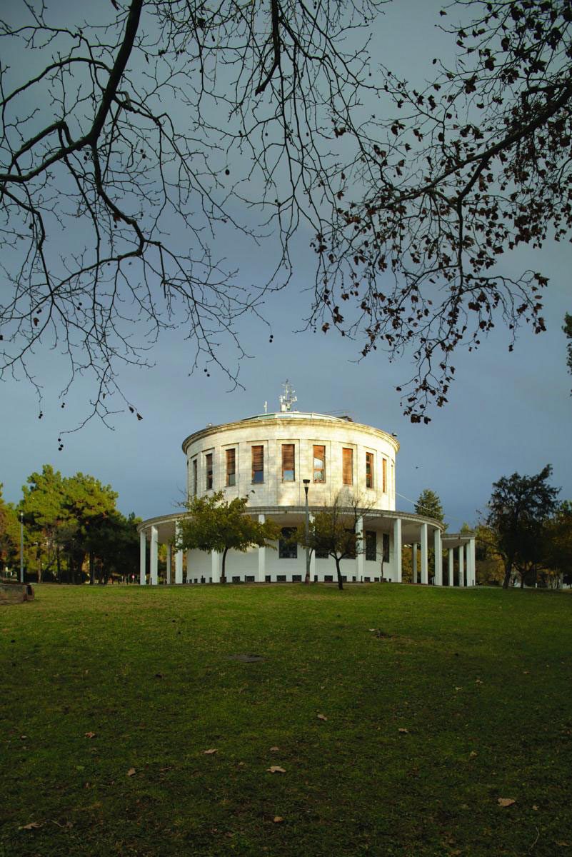 Η ένταξη του Μετεωροσκοπείου μέσα στον κεντρικό χώρο πρασίνου.  © Ν. Καλογήρου.