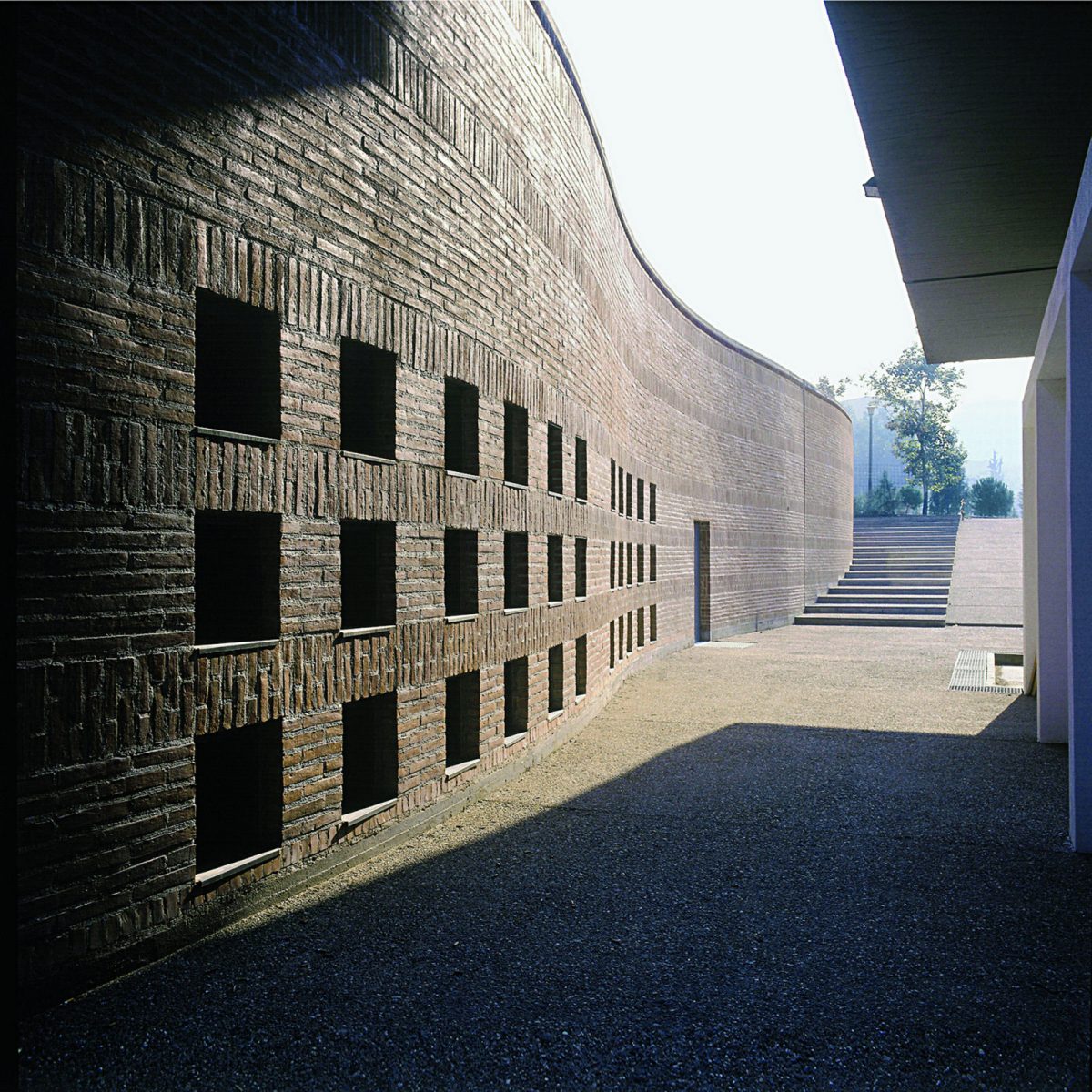 Άποψη του επενδυμένου διαχωριστικού τοιχίου της νέας μονάδας. Αρχείο Αν. Κωτσιόπουλου, © Μπ. Λουιζίδης.