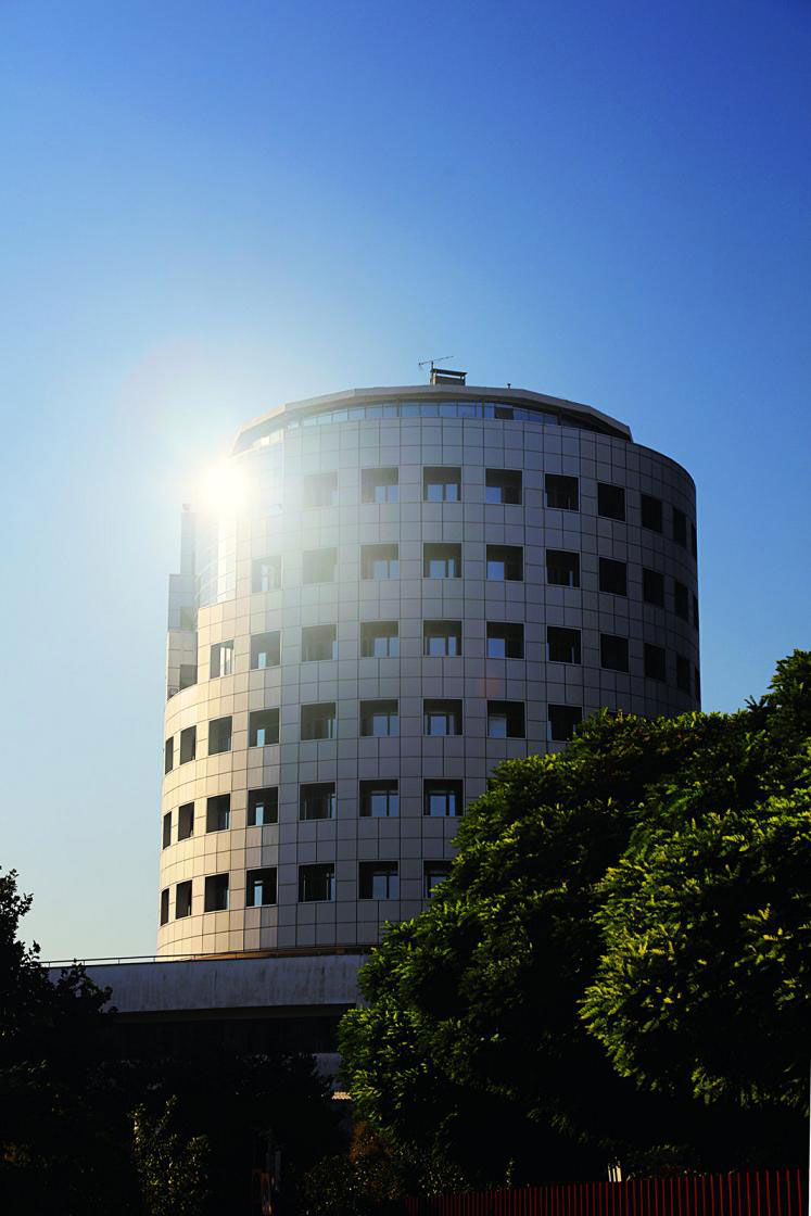 Άποψη του κυλινδρικού «πύργου» του κτιριακού συγκροτήματος της Παιδαγωγικής Σχολής από το νότο. © Ν. Καλογήρου.