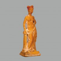 Πήλινο γυναικείο ειδώλιο από την Κάτω Πόλη, 3ος αι. π.Χ. Αρχαιολογικό Μουσείο Ναυπλίου. Φωτ.: Αρχείο Εφορείας Αρχαιοτήτων Αργολίδας / ΥΠΠΟΑ – ΤΑΠ.