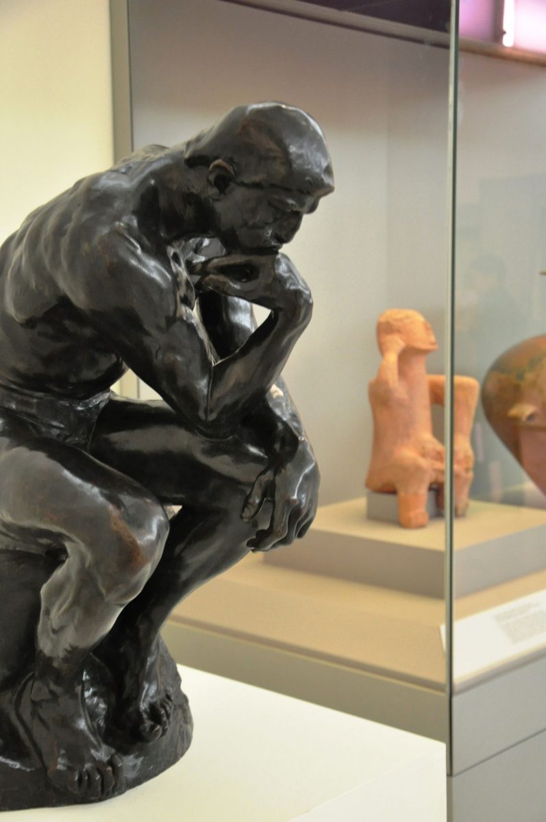 Ο «Σκεπτόμενος» του A. Rodin. Από τη Συλλογή Matsukata του Εθνικού Μουσείου Δυτικής Τέχνης του Τόκιο, Ιαπωνία. Στην παρακείμενη προθήκη ο «στοχαστής» του Εθνικού Αρχαιολογικού Μουσείου, εύρημα της Νεολιθικής περιόδου (Αίθουσα 4). Φωτ.: © Εθνικό Αρχαιολογικό Μουσείο.