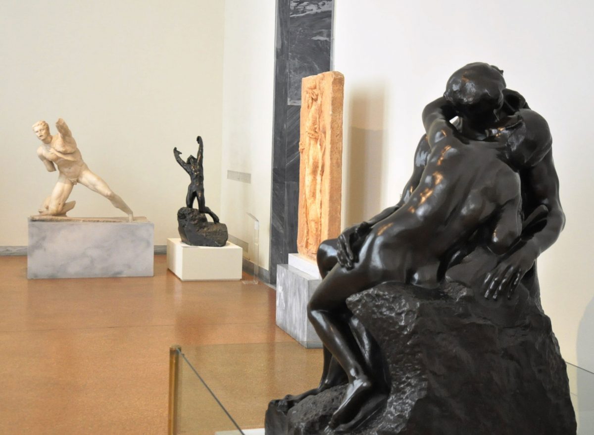 Το «Φιλί» του A. Rodin, δάνειο του Κοινωφελούς Ιδρύματος Αλέξανδρος Σ. Ωνάσης, και ο «Άσωτος Υιός», δάνειο της Εθνικής Πινακοθήκης, σε συνομιλία με τον Γαλάτη πολεμιστή του ΕΑΜ από την Ύστερη Ελληνιστική περίοδο (Αίθουσα 30). Φωτ.: © Εθνικό Αρχαιολογικό Μουσείο.