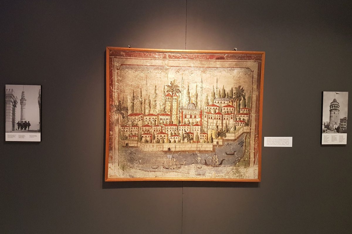 Άποψη της έκθεσης «Κωνσταντινούπολις - η Πόλη μέσα από το φωτογραφικό φακό του Αχιλλέως Σαμαντζή και του Ευγενίου Δαλεζίου» που παρουσιάζεται στο Αρχαιολογικό Μουσείο Καβάλας  (φωτ.: ΑΠΕ-ΜΠΕ).