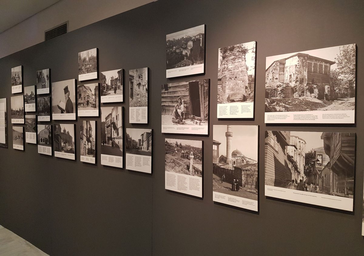 Άποψη της έκθεσης «Κωνσταντινούπολις - η Πόλη μέσα από το φωτογραφικό φακό του Αχιλλέως Σαμαντζή και του Ευγενίου Δαλεζίου» που παρουσιάζεται στο Αρχαιολογικό Μουσείο Καβάλας  (φωτ.: ΑΠΕ-ΜΠΕ).