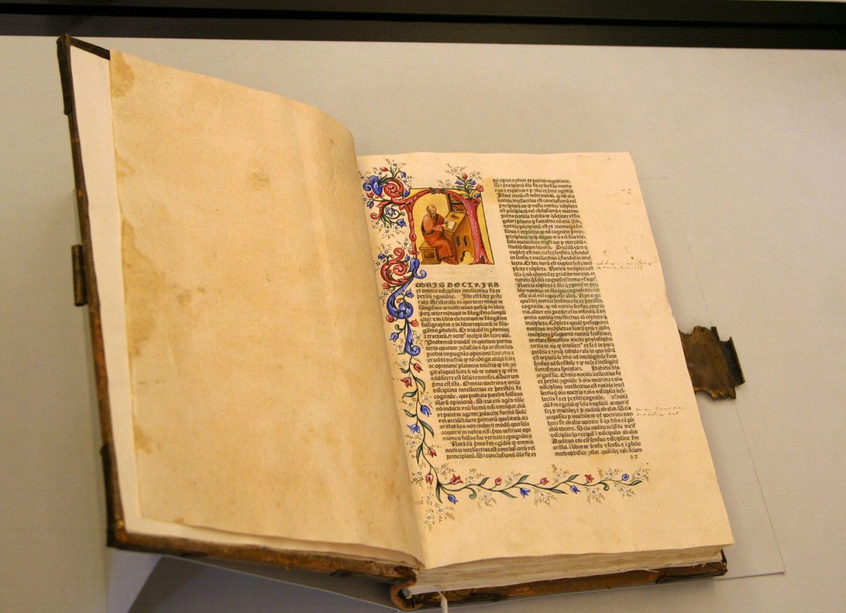 Paulus Venetus, «Expositio in libros Posteriorum Aristotelis». Βενετία: Reynaldus de Novimagio & Theodorus de Reynsburch, 1477. Πρώτη έκδοση με εντυπωσιακή διακόσμηση με μεγάλο πρωτόγραμμα που περιλαμβάνει μικρογραφία Αριστοτελικού αντιγραφέα.