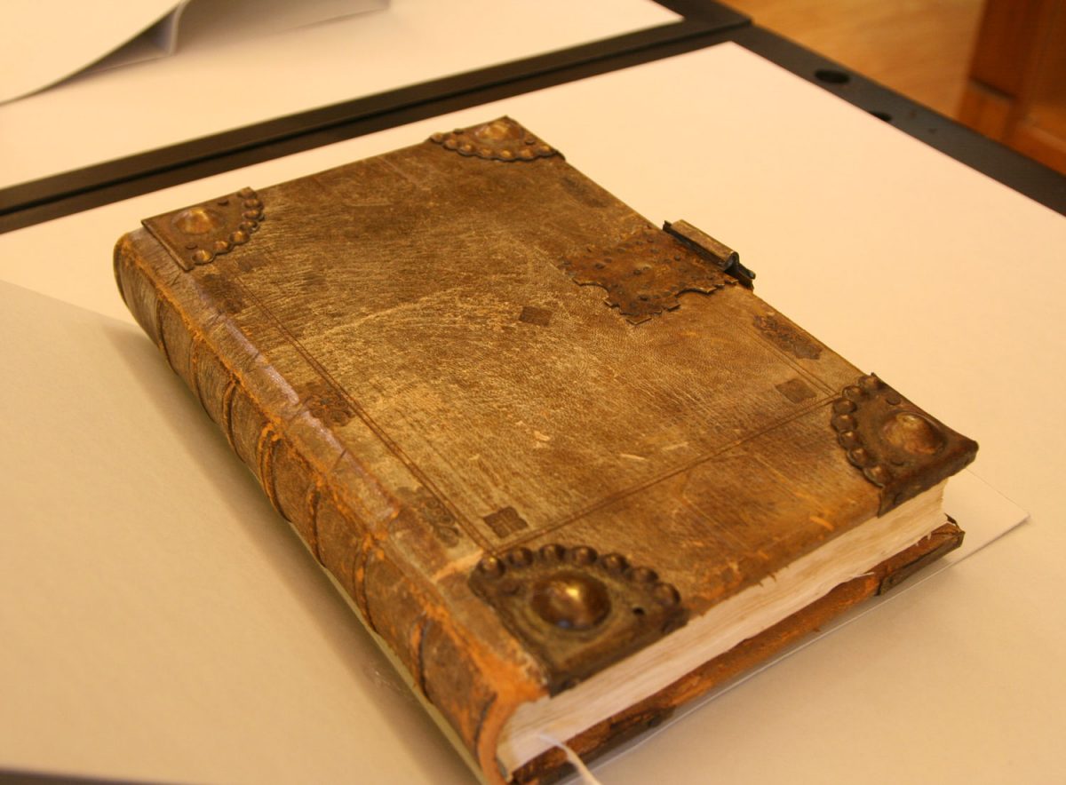Η εντυπωσιακή βιβλιοδεσία του βιβλίου του Paulus Venetus, «Expositio in libros Posteriorum Aristotelis», κατ’ απομίμηση της βιβλιοδεσίας του 15ου αιώνα.