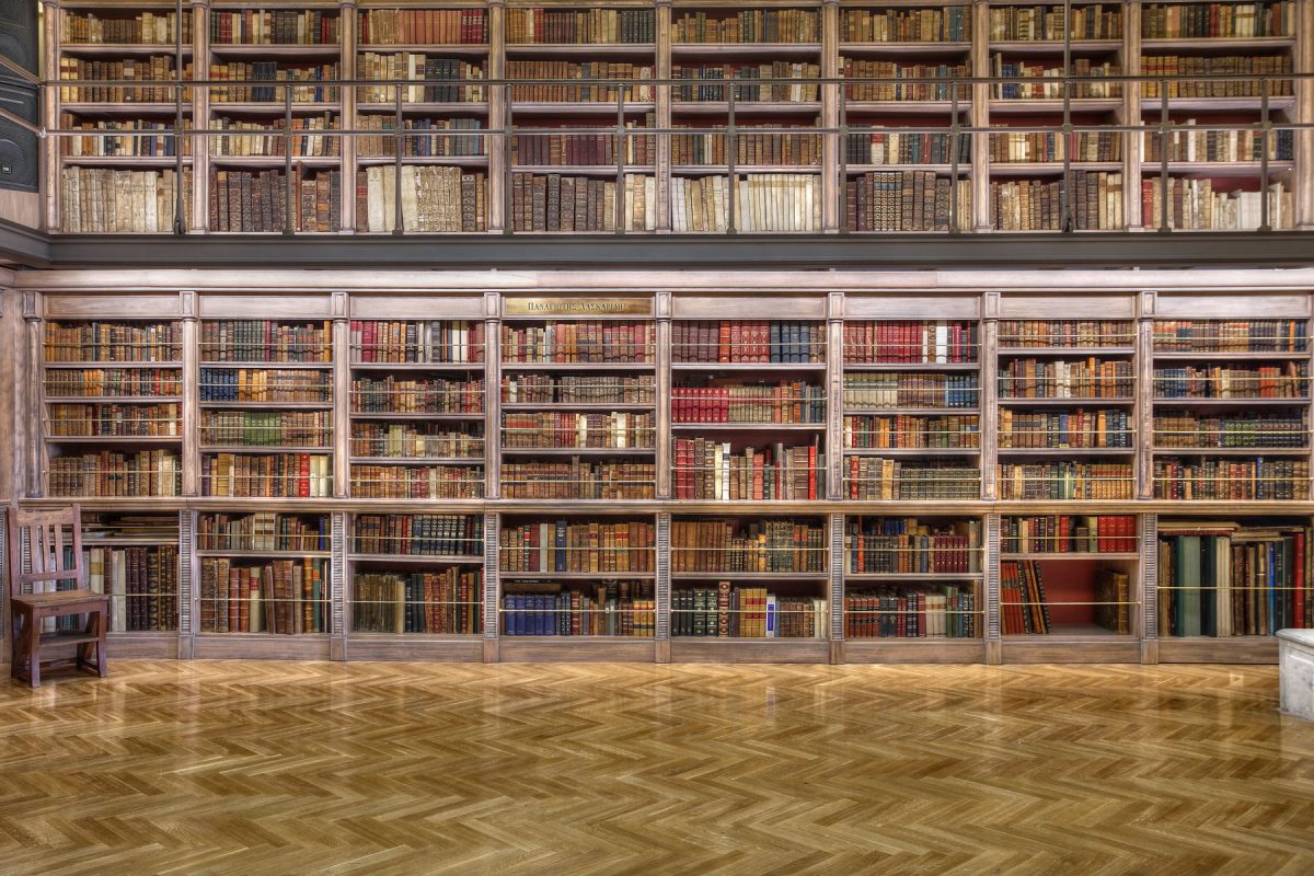 Άποψη της κεντρικής αίθουσας της Ιστορικής Βιβλιοθήκης του Ιδρύματος Αικατερίνης Λασκαρίδη, με τη συλλογή του Προέδρου του Ιδρύματος Παναγιώτη Λασκαρίδη.