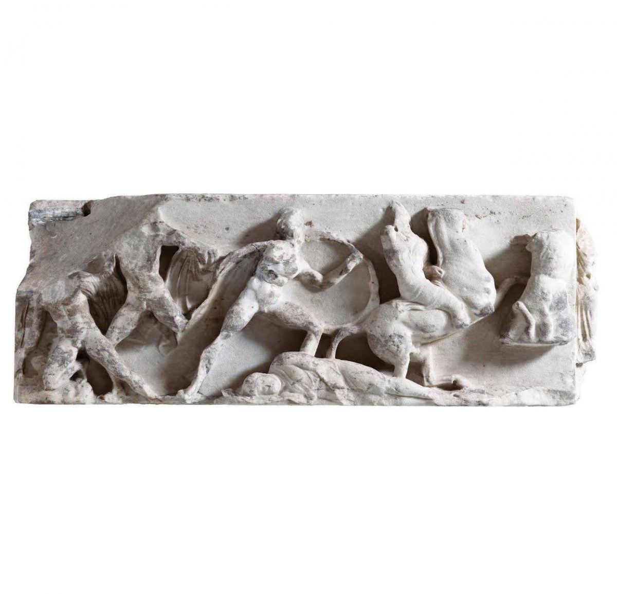 Η Μάχη του Μαραθώνα, όπως απεικονίζεται στη νότια ζωφόρο του ναού της Αθηνάς Νίκης στην Ακρόπολη της Αθήνας (Πλάκα Α, Harrison - Μουσείο Ακρόπολης, φωτ.: Σωκράτης Μαυρομμάτης). Ελαφρά οπλισμένοι Αθηναίοι πολίτες/στρατιώτες και οπλίτες εξοντώνουν το περσικό ιππικό.