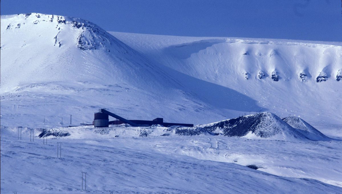 Η βιβλιοθήκη βρίσκεται βαθιά μέσα στο Ορυχείο 3 του αρκτικού νησιού, που είναι μόνιμα παγωμένο.