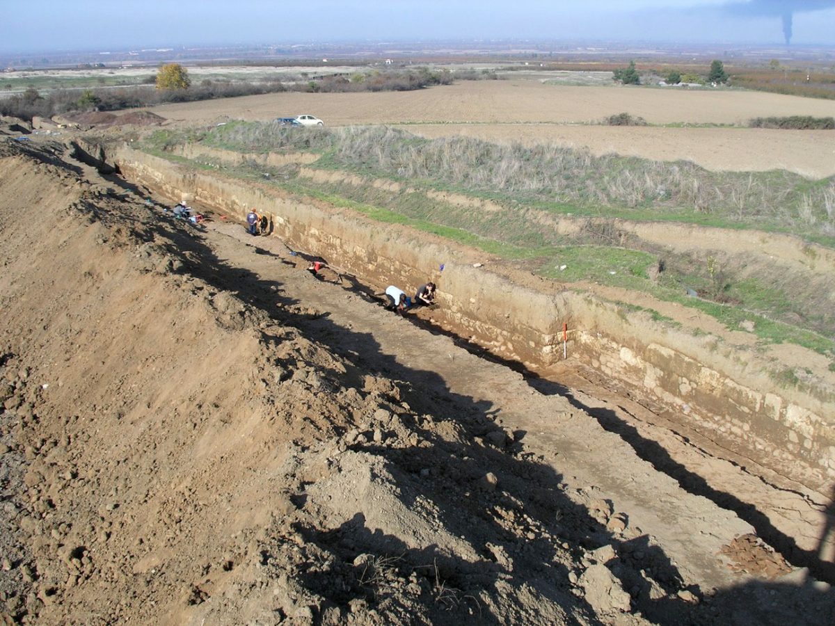 Άποψη του ανατολικού βραχίονα του τείχους της Βεργίνας στον αγρό ιδιοκτησίας αδελφών Μπέλα.