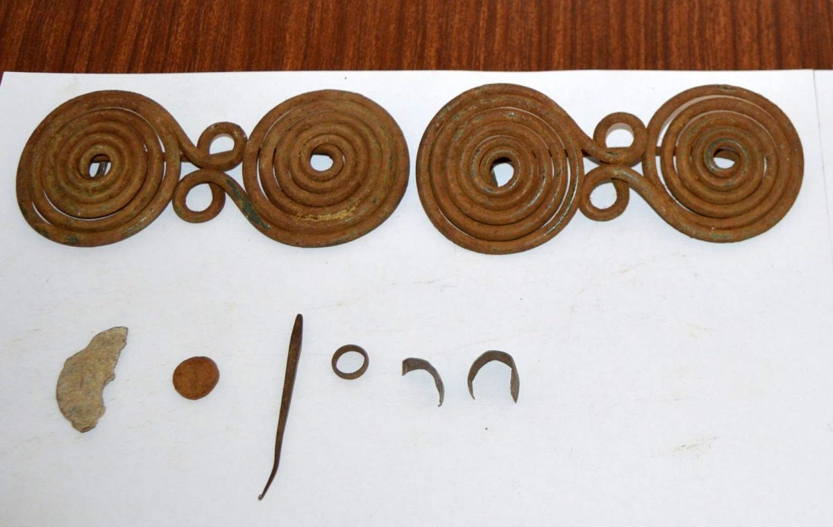 Αρχαία αντικείμενα που χρονολογούνται στην Ελληνιστική και τη Ρωμαϊκή περίοδο βρέθηκαν στη διάρκεια των ερευνών. Φωτ.: Ελληνική Αστυνομία.