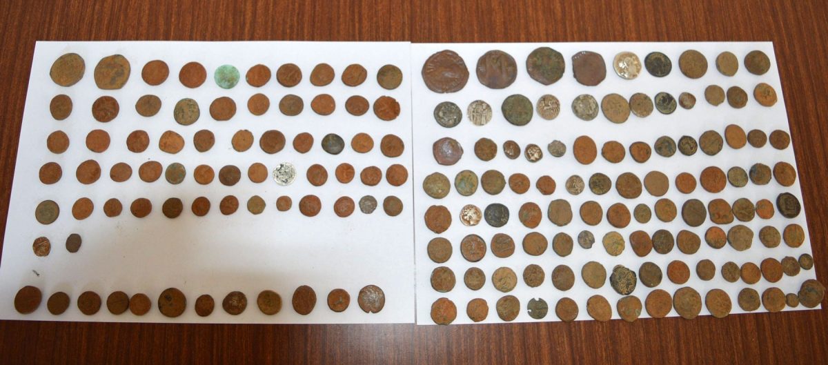 Στη διάρκεια των ερευνών βρέθηκαν συνολικά 179 νομίσματα. Φωτ.: Ελληνική Αστυνομία.