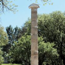 Αναστήλωση αρχαίου κίονα στην Ολυμπία