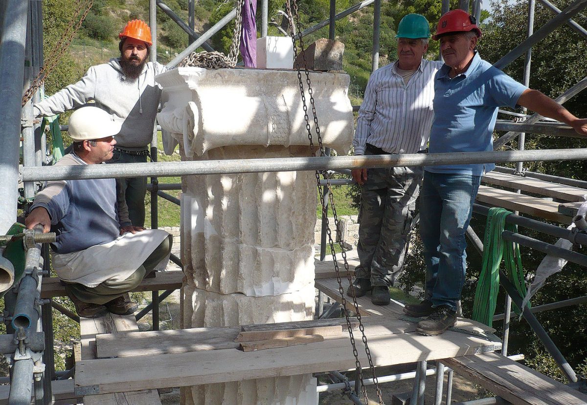 Τοποθέτηση του κιονόκρανου (φωτ.: Reinhard Senff).