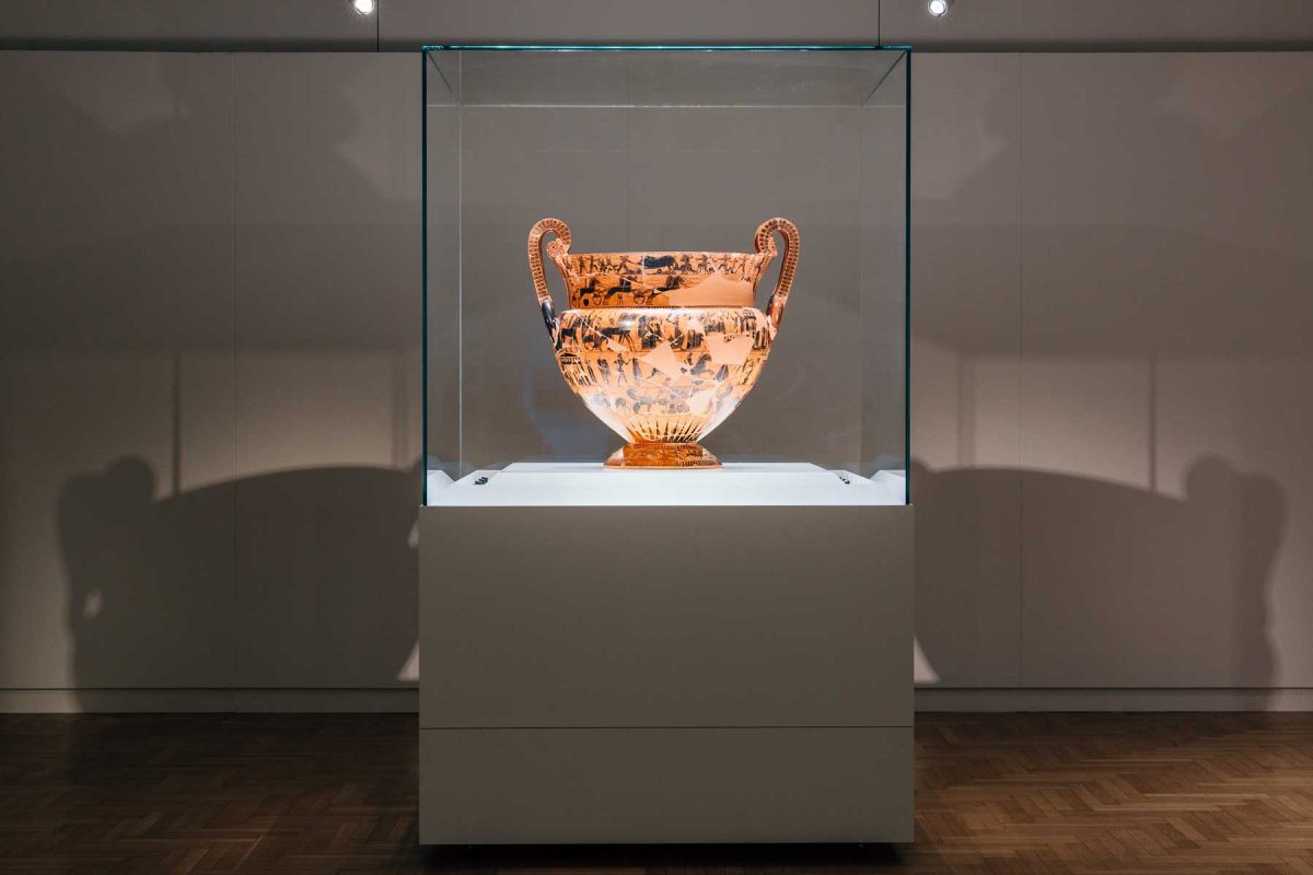 Αττικός μελανόμορφος ελικωτός κρατήρας, υπογεγραμμένος από τον Εργότιμο και τον Κλειτία, 570 π.Χ. Πηλός, ύψος 66 εκ. Ιταλία, Εθνικό Αρχαιολογικό Μουσείο Φλωρεντίας, αρ. ευρ. 4209. © Εθνικό Αρχαιολογικό Μουσείο Φλωρεντίας. Φωτ.: Πάρις Ταβιτιάν, ©Μουσείο Κυκλαδικής Τέχνης, 2017.