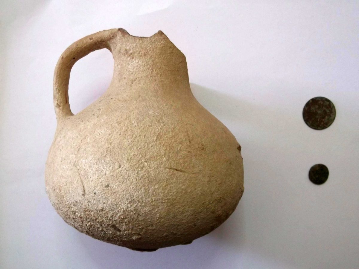 Μέρος από τα αρχαία αντικείμενα που κατείχαν παράνομα οι τρεις συλληφθέντες στα Γρεβενά (φωτ.: Ελληνική Αστυνομία).