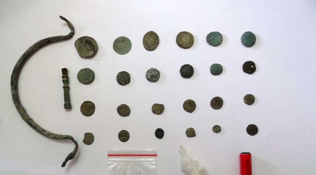 Μέρος από τα αρχαία αντικείμενα που κατείχαν παράνομα οι τρεις συλληφθέντες στα Γρεβενά (φωτ.: Ελληνική Αστυνομία).