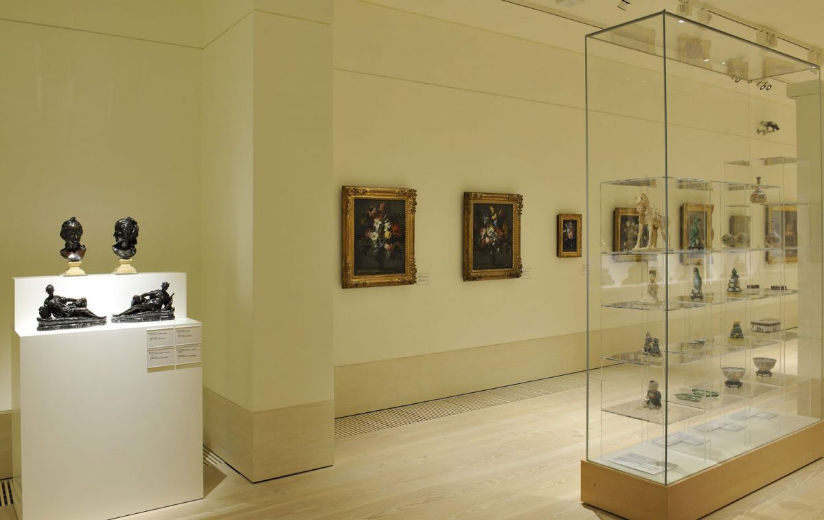 Η Πινακοθήκη στεγάζει μόνιμα τρεις συλλογές: τη Συλλογή του Παρισιού, την Ελληνική Συλλογή και την πιο πρόσφατη Κυπριακή Συλλογή. 