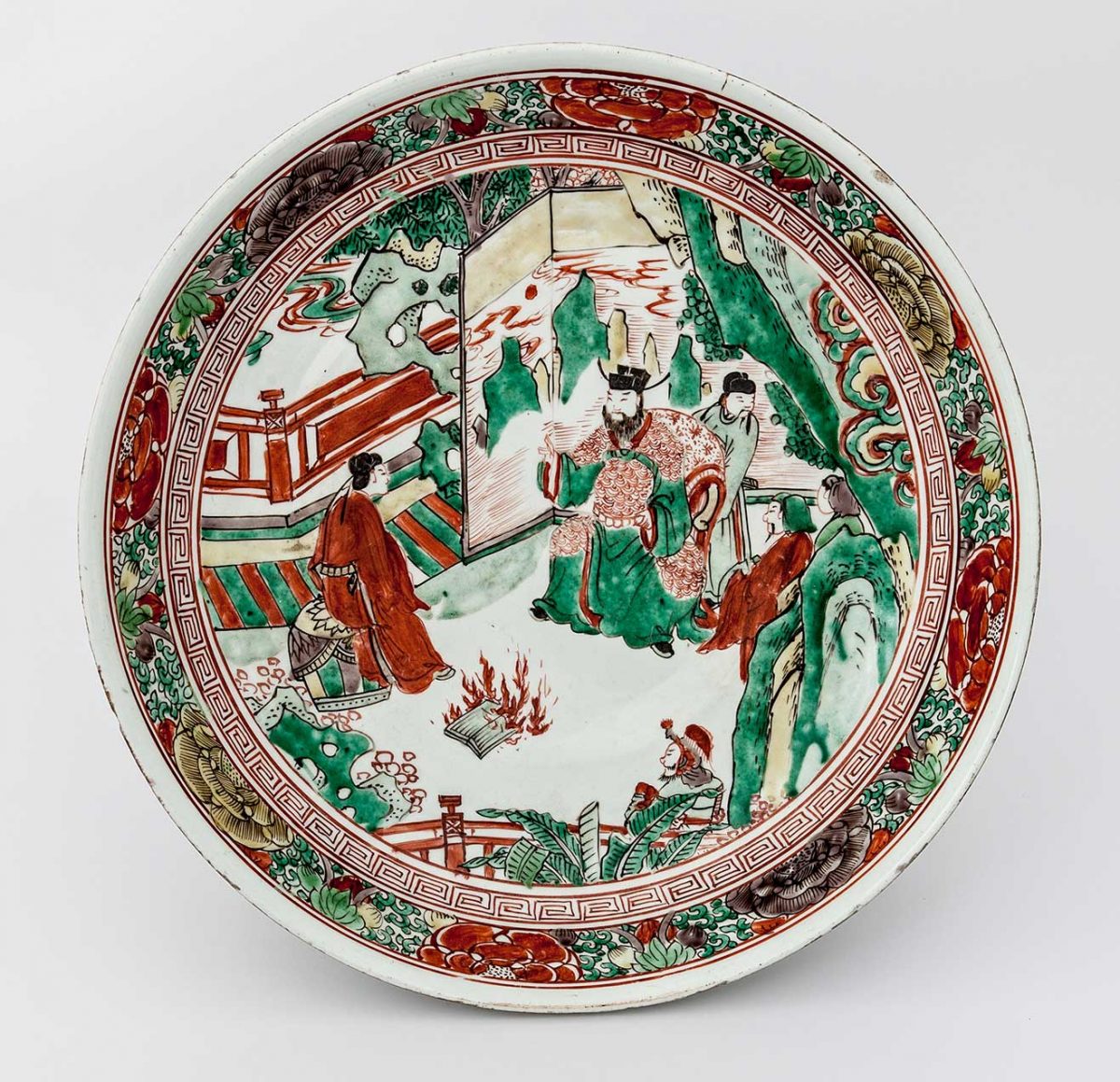 Πιάτο. Πορσελάνη με διακόσμηση σε σμάλτα. Κίνα, επαρχία Jiangxi, πόλη Jingdezhen. Πρώιμη δυναστεία Qing, 17oς αι. μ.Χ. Δωρεά Γεώργιου Ευμορφόπουλου (2701).