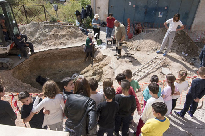 Kτερισμένος θαλαμωτός τάφος των ύστερων μυκηναϊκών χρόνων εντοπίστηκε στην πόλη της Σαλαμίνας (φωτ.: ΥΠΠΟΑ).