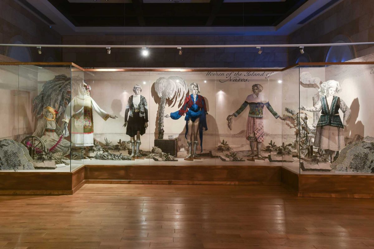 Άποψη της έκθεσης στην Costa Navarino.