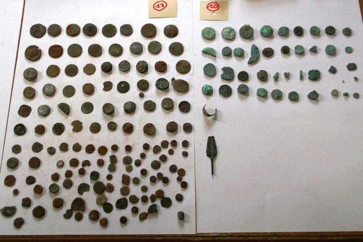 Πλήθος αρχαίων αντικειμένων και παλαιοντολογικό υλικό βρέθηκε σε δύο μεγάλες αποθήκες στην Κασσάνδρα Χαλκιδικής (φωτ. Ελληνική Αστυνομία).