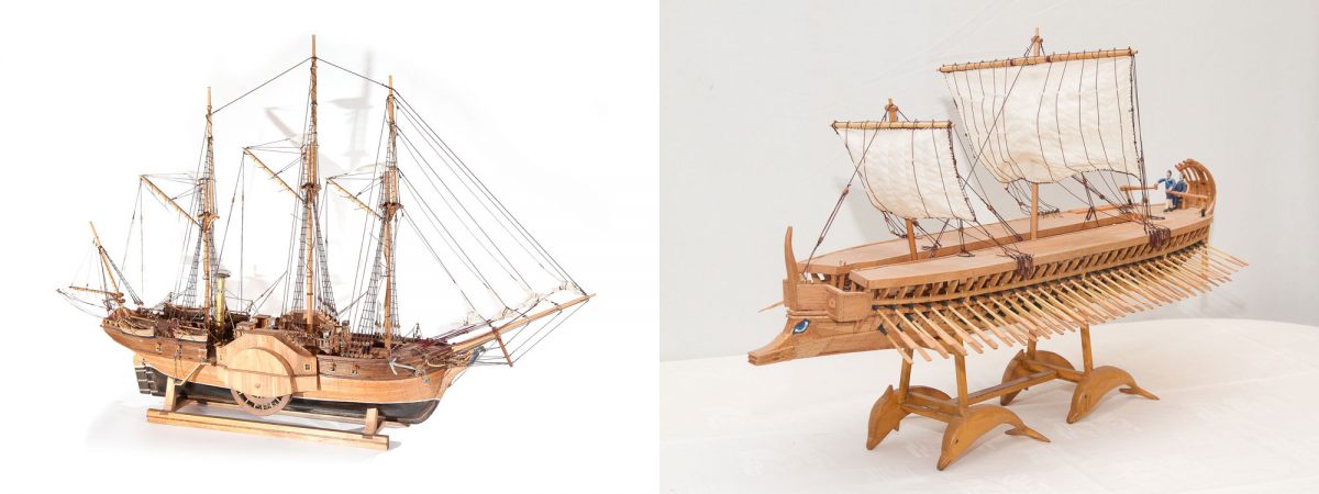 Στην φωτογραφία απεικονίζεται (αριστερά) μία Κορβέττα και (δεξιά) μία Τριήρης.