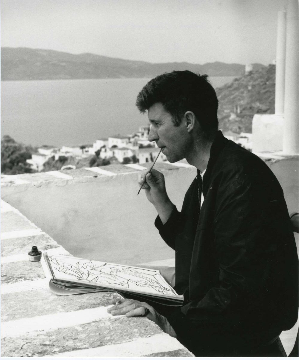 Ο John Craxton ζωγραφίζει στο σπίτι του Γκίκα στην Ύδρα,1960. Φωτογραφία: Wolfgang Suschitzky. Μουσείο Μπενάκη – Πινακοθήκη Γκίκα, Φωτογραφικό Αρχείο, Αθήνα. Δωρεά Wolfgang Suschitzky. © Wolfgang Suschitzky.