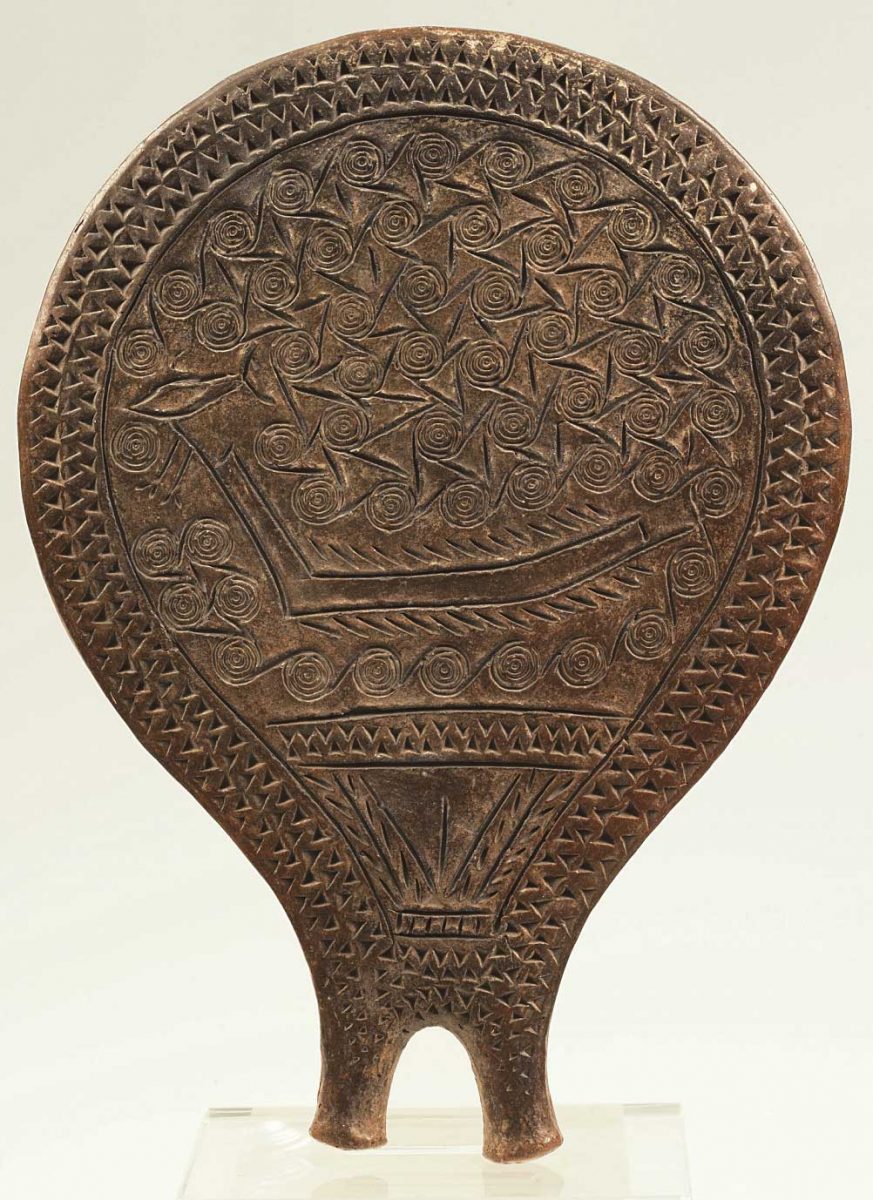 Τηγανόσχημο πήλινο σκεύος με πλούσιο εγχάρακτο διάκοσμο (Π 4974). Συνδεόμενες σπείρες συμβολίζουν την αφρισμένη πιθανόν θάλασσα, την οποία διαπλέει κωπήλατο πλοίο και ψάρι. Νεκροταφείο της Χαλανδριανής, Σύρος, 2800-2300 π.Χ. ©: ΤΑΠΑ / Εθνικό Αρχαιολογικό Μουσείο.